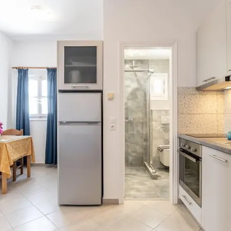 Crystal Naxos 1 At 4* 미크리 비글라